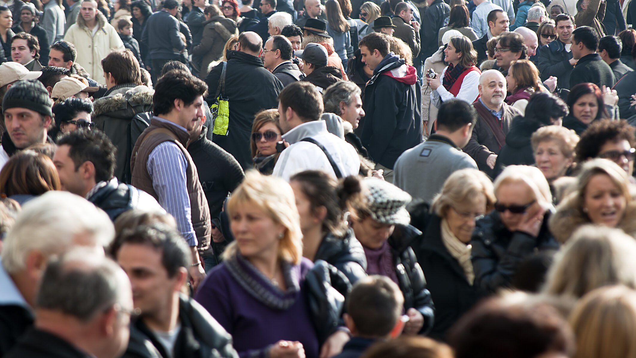 Românii repatriați din Orientul Mijlociu reclamă lipsa sprijinului autorităților și acuză că au plătit din buzunar întoarcerea în țară Un val de nemulțumiri s-a stârnit în rândul românilor care s-au întors recent din țările din Orientul Mijlociu, mulți dintre aceștia afirmând că au fost nevoiți să suporte costurile reîntoarcerii acasă, fără sprijin material din partea statului