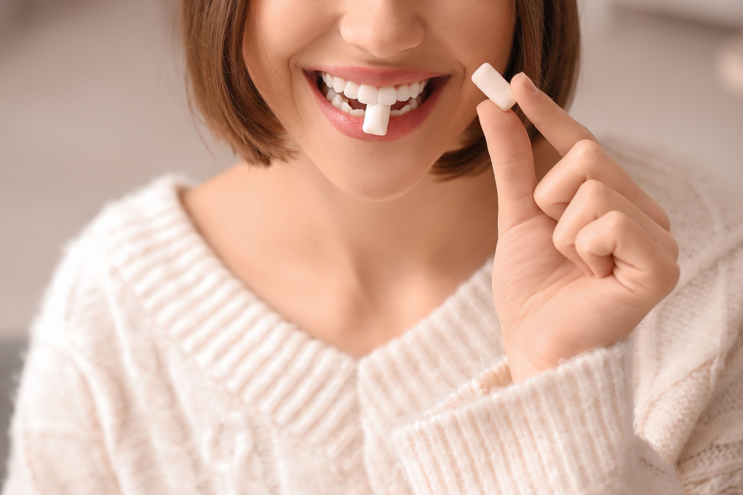 O simplă gest sau obicei aparent nesemnificativ, precum mestecatul gumei înainte de culcare, ar putea deveni un aliat neașteptat în combaterea simptomelor acute ale alergiilor în sezonul polenului, o perioadă de primăvară în care milioane de oameni se luptă zilnic cu congestie, strănut și ochi iritați