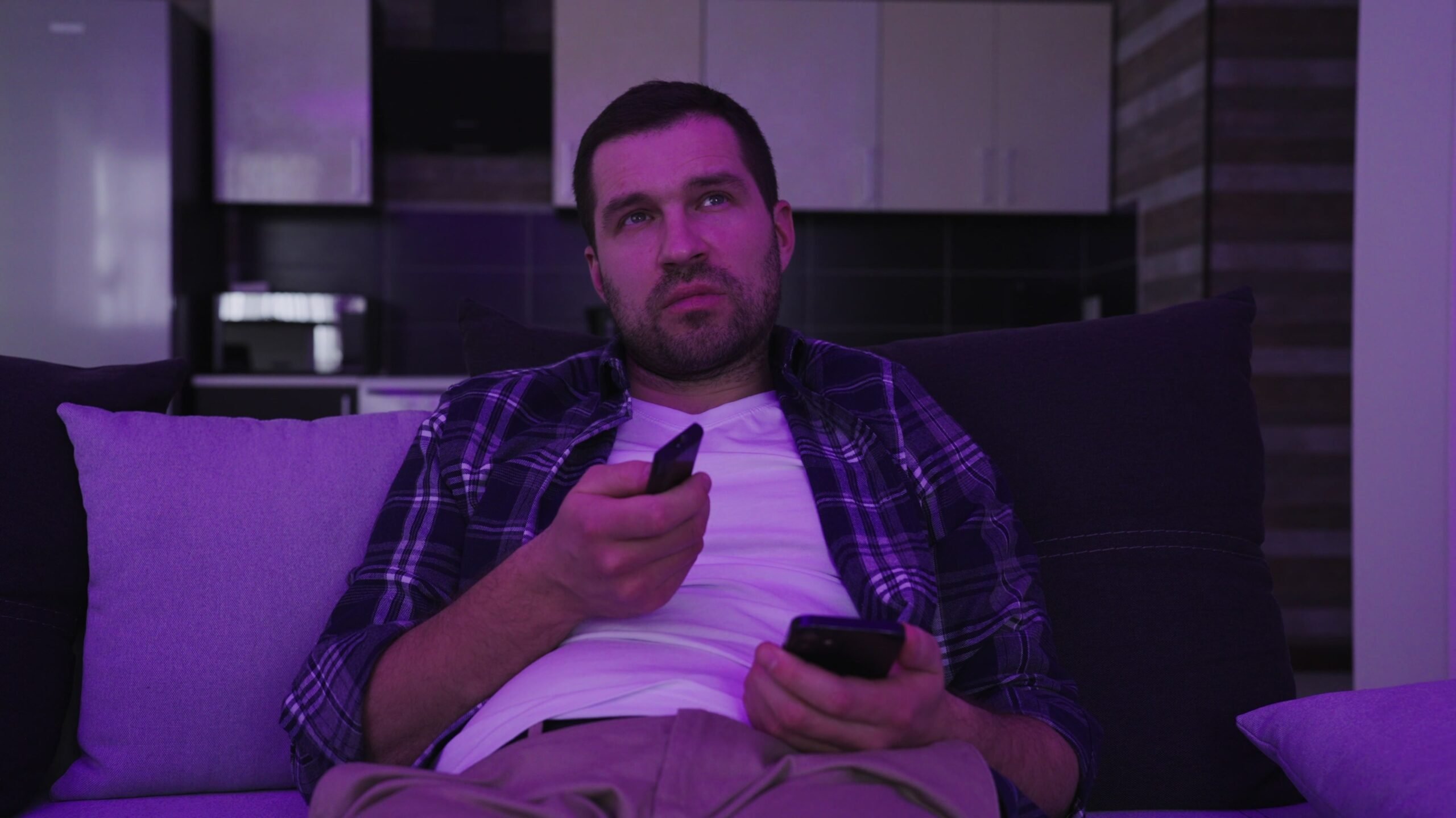 Există zile în care, indiferent cât de liniștit pare corpul, simțim o oboseală inexplicabilă, o stare de epuizare care nu pare să aibă legătură cu activitatea fizică sau cu lipsa de odihnă