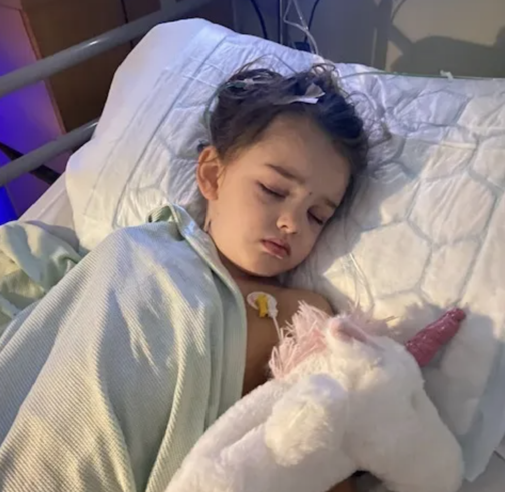 O mamă din Marea Britanie trăiește o tragedie de nedescris, luptând cu o boală rară și extrem de agresivă care a schimbat complet cursul vieții familiei sale