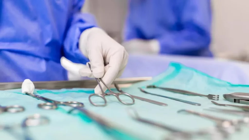 Un moment istoric pentru medicina mondială a fost atins recent la Spitalul Universitari Vall d’Hebron din Barcelona, unde echipa de specialiști a reușit primului transplant facial integrat, realizat cu succes pe o pacientă care a suferit leziuni devastatoare ale feței