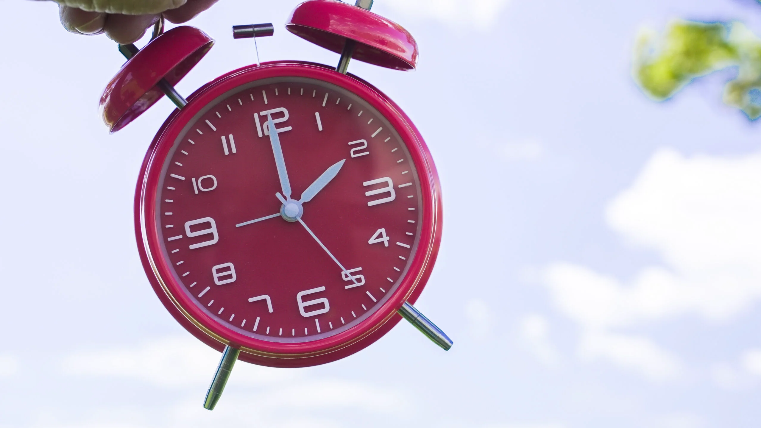 Trecerea la ora de vară în România pentru anul 2026 va avea loc în noaptea de sâmbătă spre duminică, 28 spre 29 martie, marcând începutul unei noi perioade în reglarea orarului, cu impact direct asupra rutinei zilnice a cetățenilor și a întregii societăți