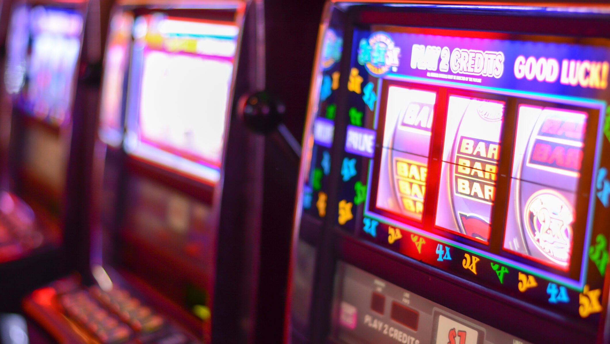 Timișoara vrea să protejeze școlile și zonele rezidențiale de impactul jocurilor de noroc Autoritățile locale din Timișoara iau în considerare o schimbare semnificativă în regulamentele privind amplasarea sălilor de jocuri de noroc în oraș, într-un demers menit să reducă expunerea minorilor și a familiilor din comunitate la aceste activități