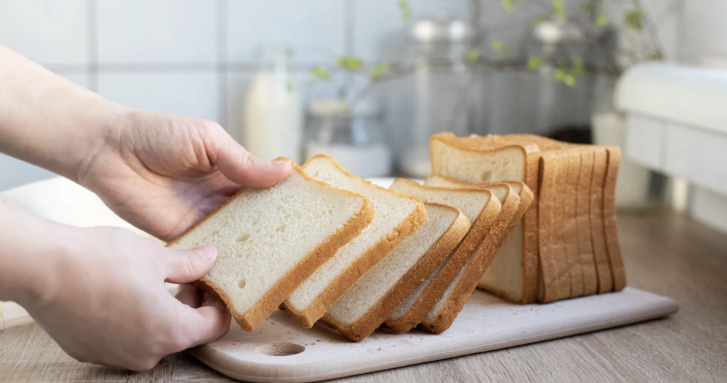 Pâinea feliată, soluția rapidă pentru stilul de viață modern și agitat În vremurile în care timpul pare să fie din ce în ce mai prețios, consumatorii caută soluții practice pentru mesele de zi cu zi