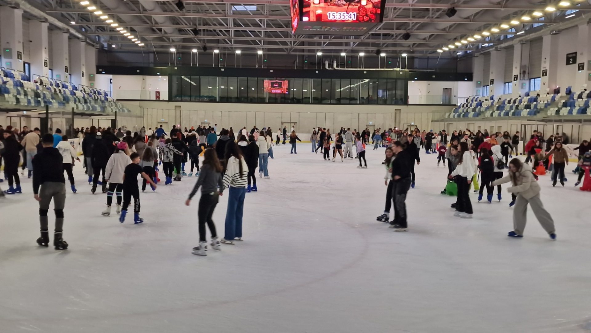 Patinoarul Berceni Arena anunță programul de funcționare pentru weekendul 27-29 martie, oferind bucureștenilor ocazia de a se bucura din nou de magia patinajului în aer liber