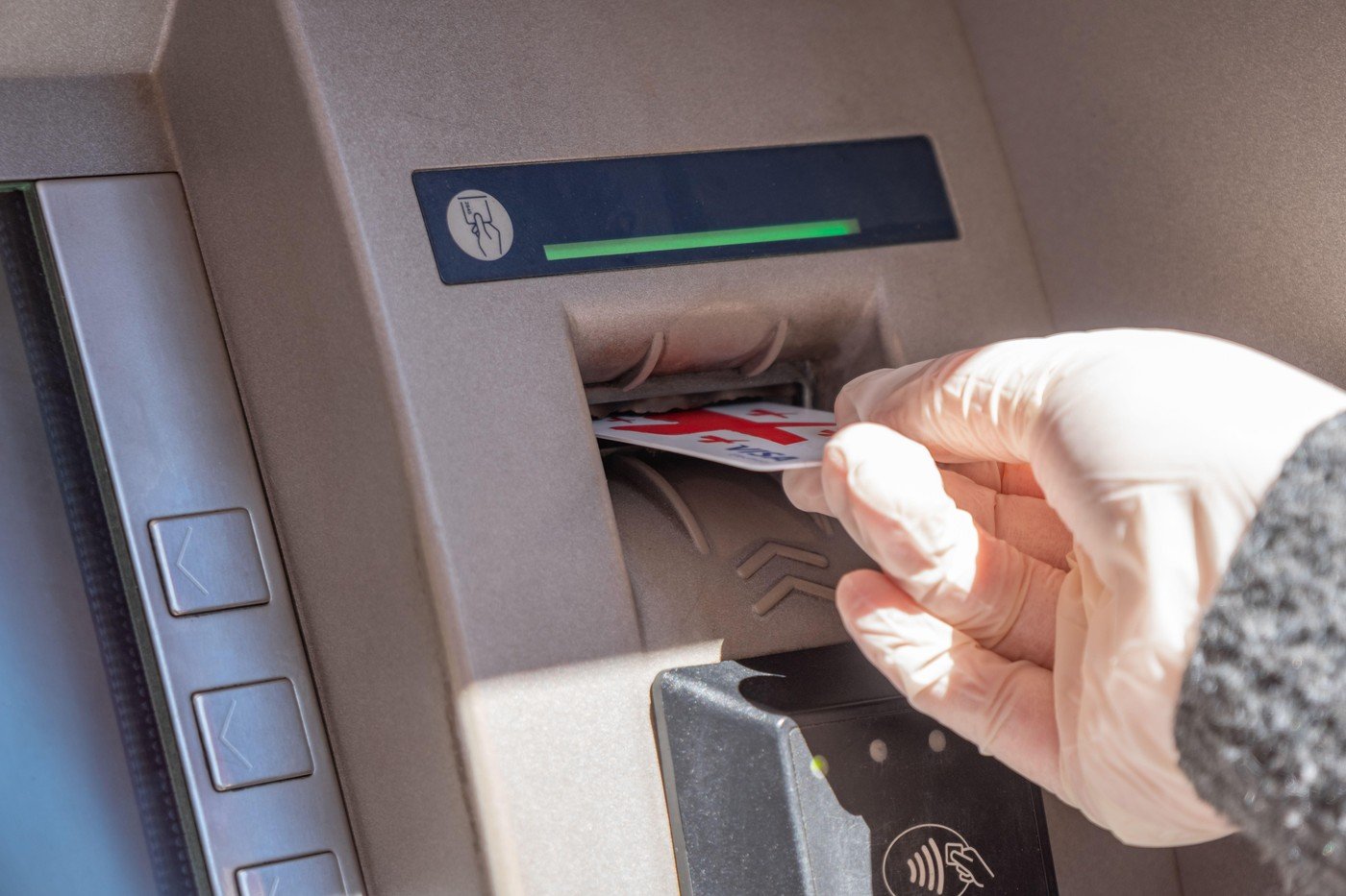 Pensiile vor fi plătite începând de joi, 12 martie, după ce sumele au fost transferate de către Casele de Pensii către sistemul bancar, iar băncile încep să alimenteze conturile beneficiarilor