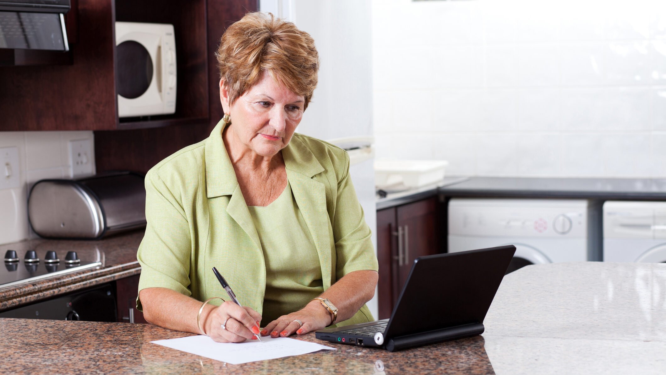 Pensia poate fi recalculată dacă pensionarii pot dovedi anumite venituri nepermanente din perioada anterioară anului 2001 O noutate importantă pentru milioane de pensionari din România bate la ușă: aceștia ar putea beneficia de actualizarea pensiilor dacă reușesc să demonstreze existența unor venituri nepermanente, precum sporuri, indemnizații sau majorări salariale, venituri care în trecut nu au fost luate în calcul la stabilirea drepturilor de pensie