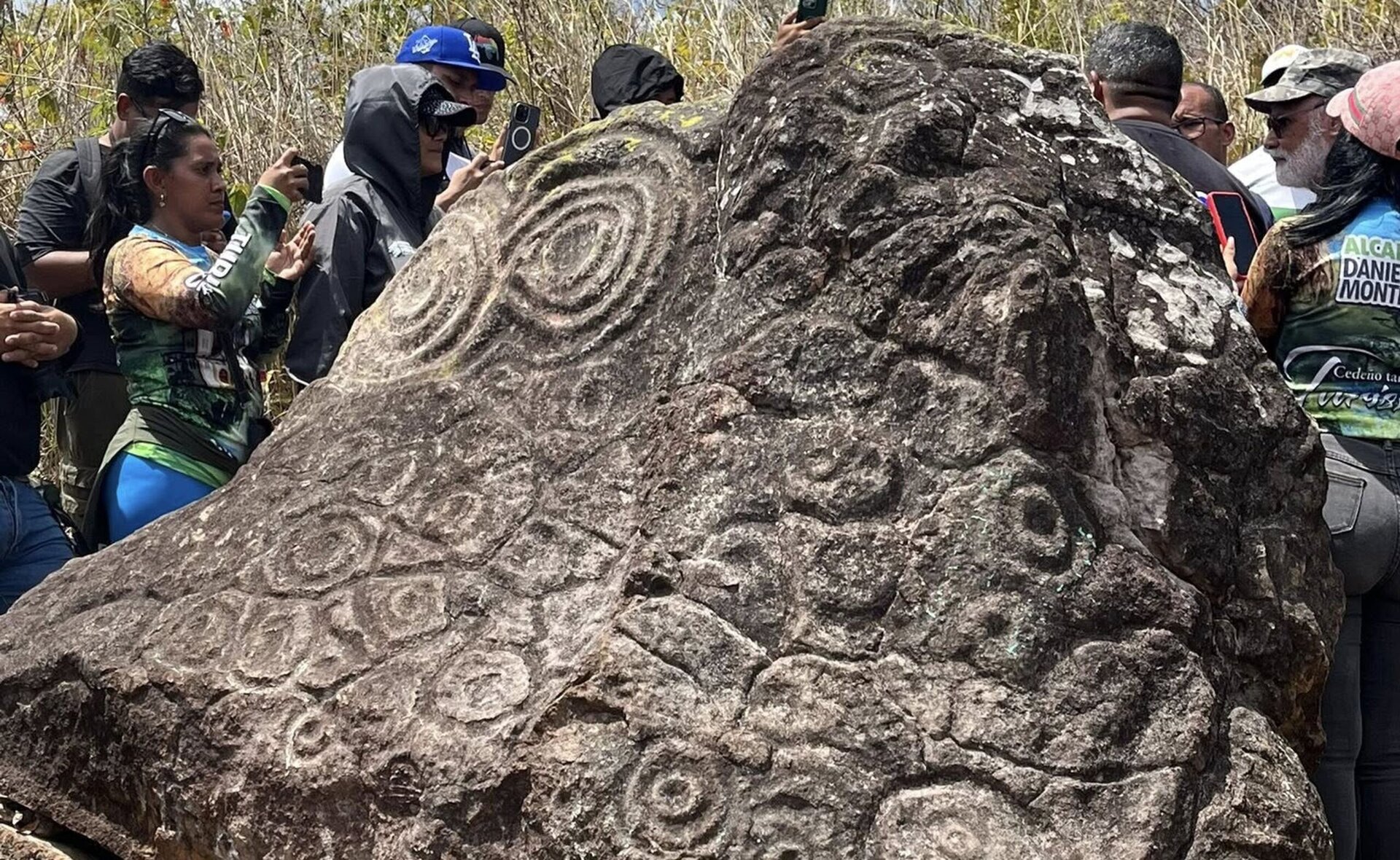 Descoperire remarcabilă în Venezuela: Petroglife de 8.000 de ani redeschid o fereastră spre preistorie Arheologii din Venezuela au dat recent peste o descoperire de excepție în inima unei regiuni uitate — un sit arheologic ce păstrează graffiti rupestre atribuite unor populații preistorice ce pot avea vârste cuprinse între 4.000 și 8.000 de ani