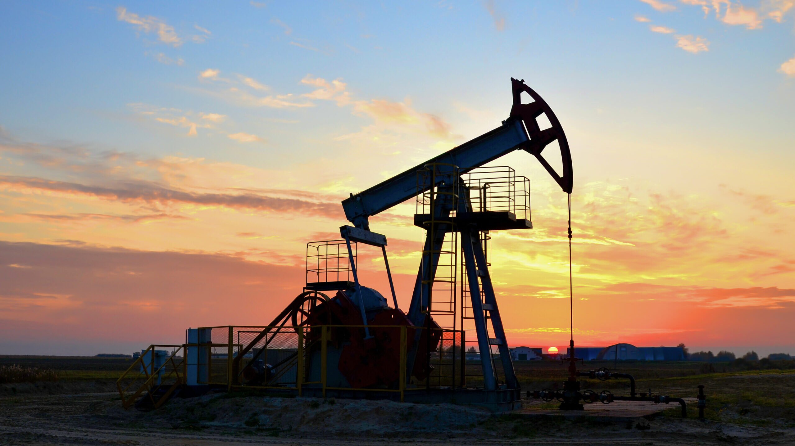 Prețurile globale ale petrolului ating cote nemaivăzute de ani de zile, impulsionate de factori geopolitici și de dinamica internațională a pieței energetice
