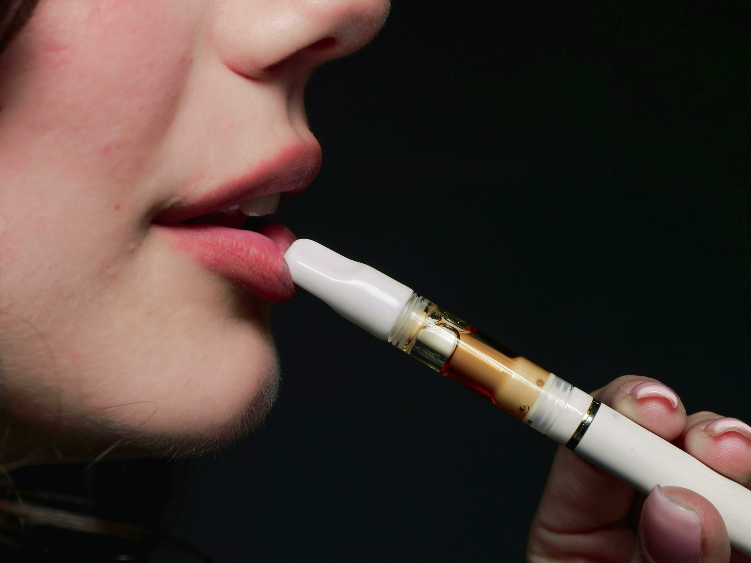 AIV critică declarațiile oficiale despre țigările electronice: adevărul științific despre riscuri și beneficii Asociația Industriei de Vaping (AIV) din România a reacționat vehement la recentele declarații ale unor reprezentanți ai Institutului Național de Sănătate Publică (INSP), menite să promoveze o imagine aprofundată a pericolilor asociate cu țigara electronică și produsele cu tutun încălzit