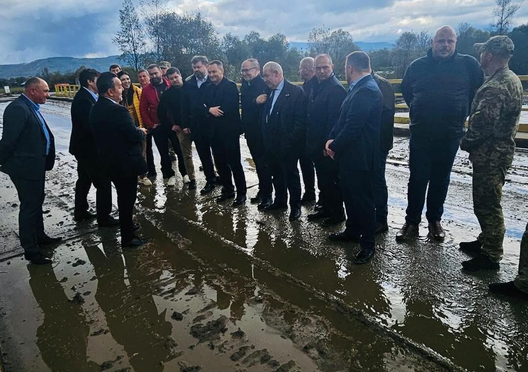 Noul pod peste Tisa, care face legătura între Sighetu Marmației și Ucraina, este aproape de a deschide oficial pentru traficul rutier, conform anunțurilor recente ale autorităților române