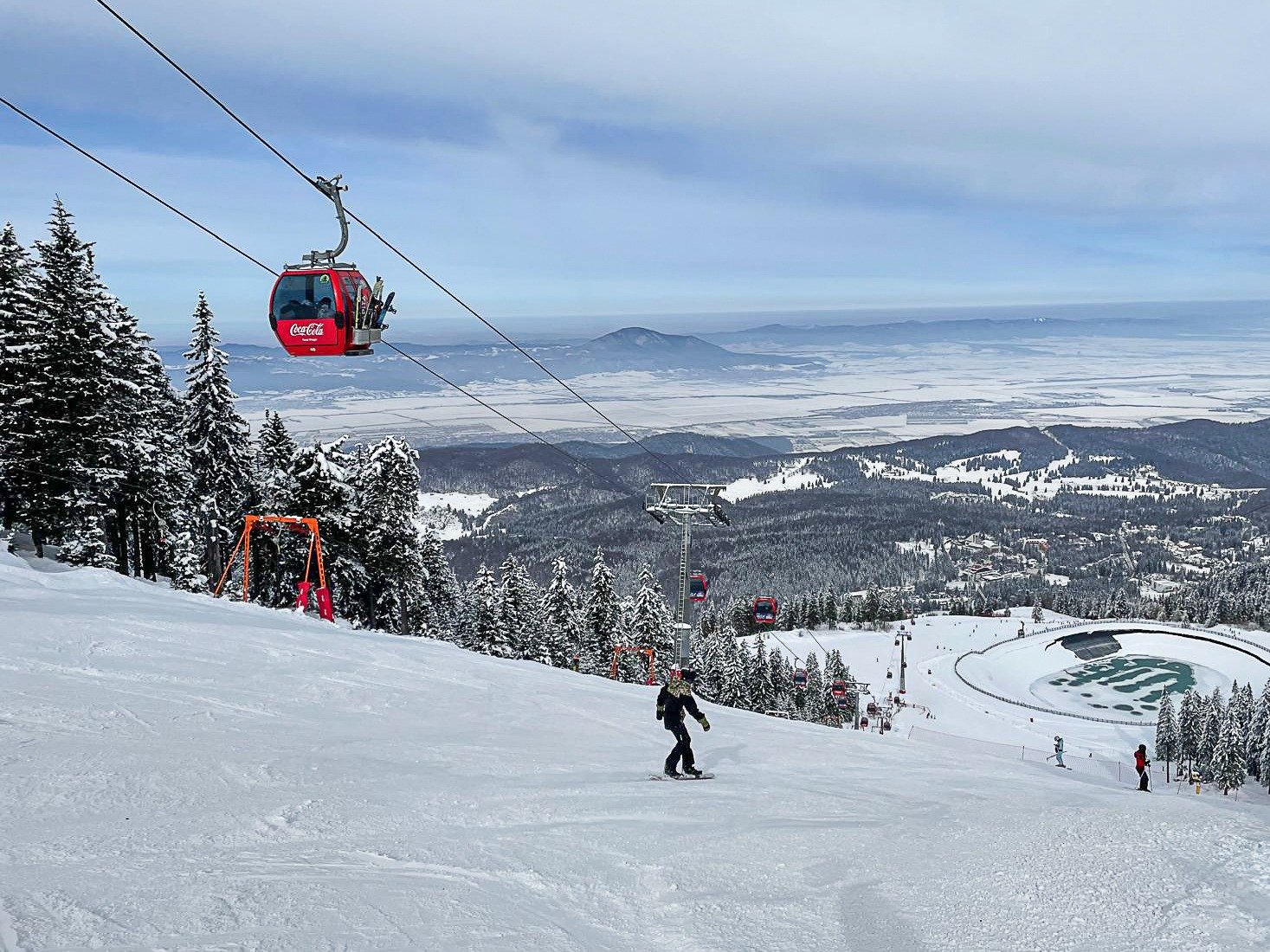 Poiana Brașov face reduceri semnificative pentru schiatori, pentru a atrage mai mulți turiști în sezonul de iarnă Cu temperaturi negative care mențin stratul de zăpadă la un nivel optim, Poiana Brașov se pregătește să întâmpine turiștii cu o serie de facilități și reduceri menite să încurajeze practicarea sporturilor de iarnă