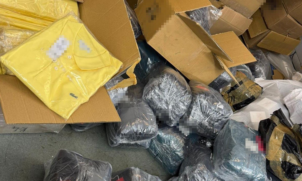 Polițiștii de frontieră din Giurgiu au făcut o descoperire de proporții în cadrul unei acțiuni rapide și bine coordonate, confiscând peste 6.400 de produse contrafăcute de înaltă calitate