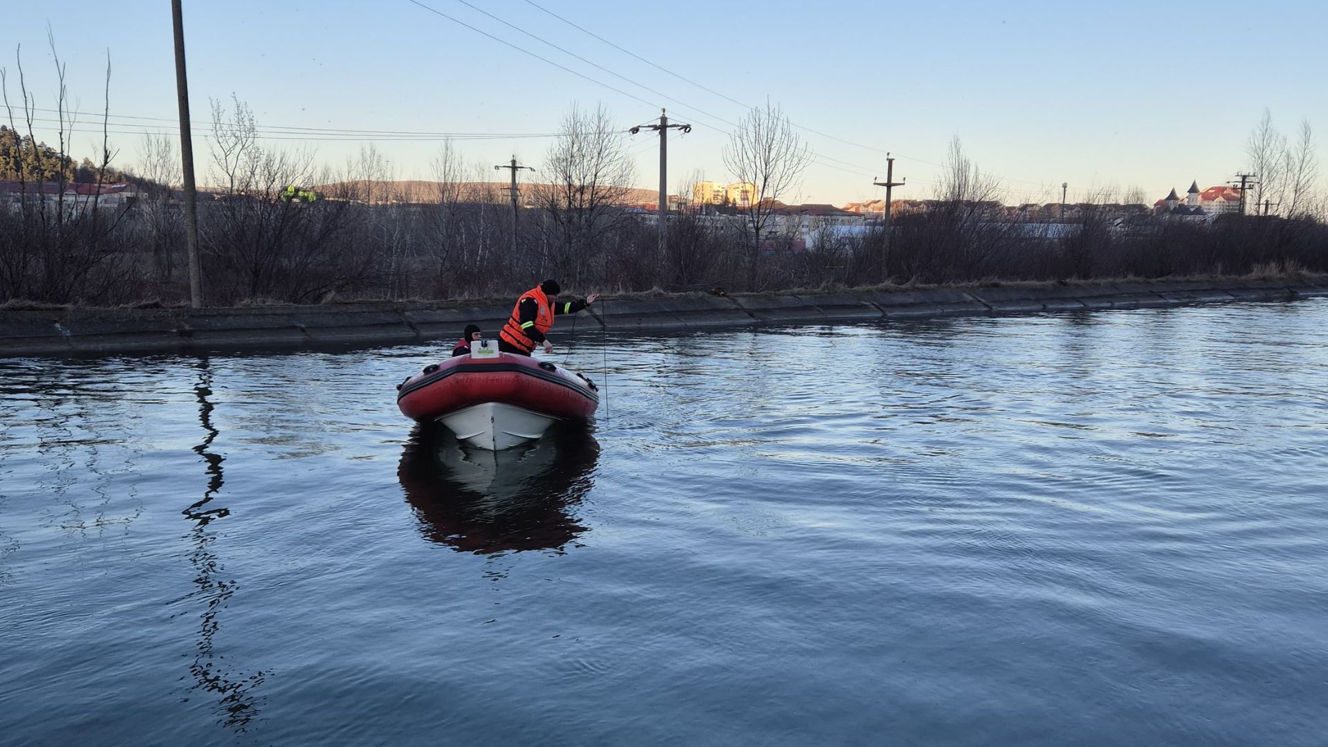 Un tânăr de 18 ani dispărut în apele râului Bistrița, în urma unei tentative de traversare, a declanșat o operațiune de căutare ce continuă și miercuri, cu implicarea echipajelor de pompieri și scafandri