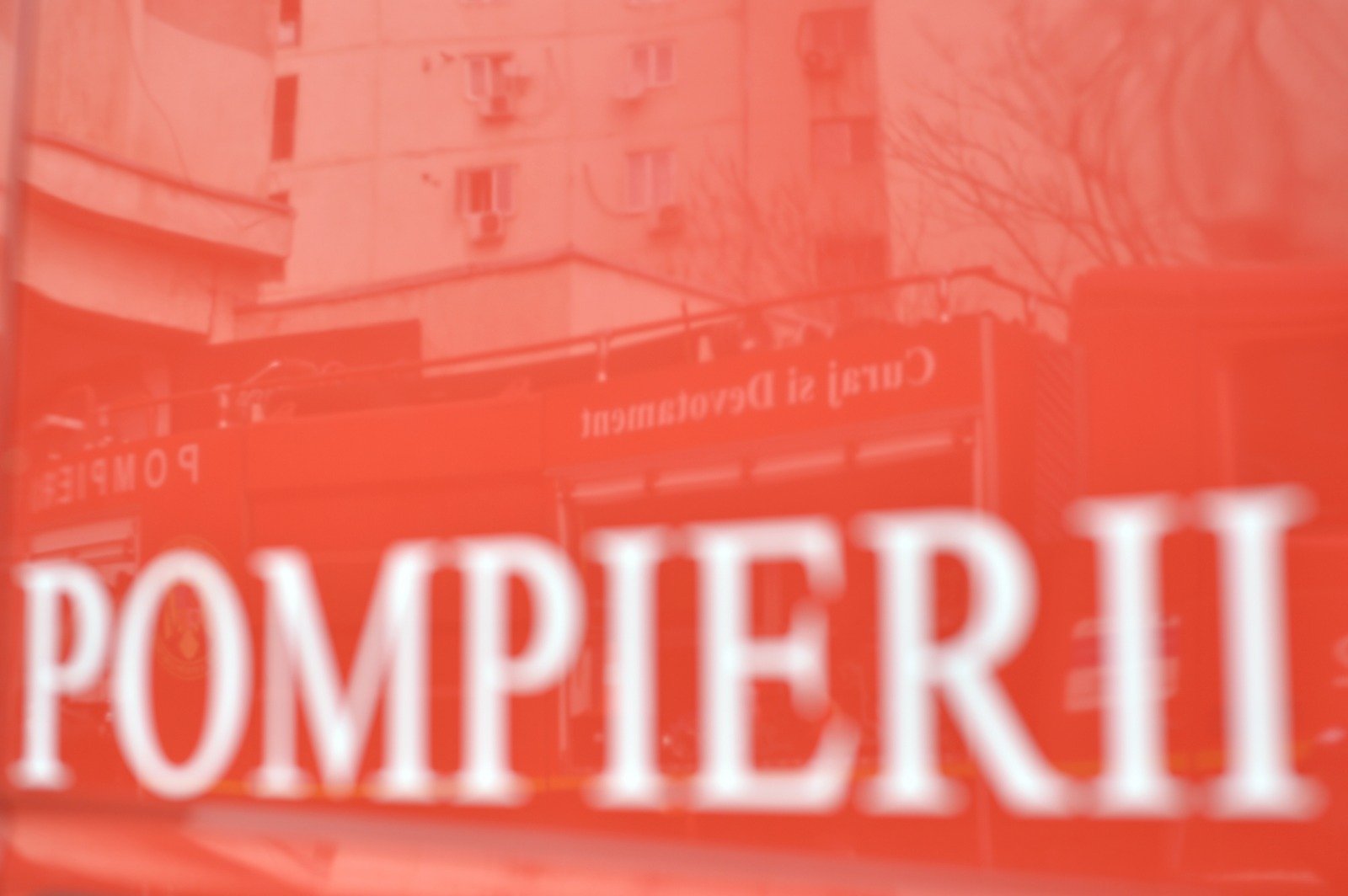 Incendiul din Piatra-Neamț a făcut o victimă, iar autoritățile pun în discuție cauze probabile legate de instalațiile electrice Un incendiu devastator a izbucnit vineri după-amiază într-un bloc de locuințe din municipiul Piatra-Neamț, soldându-se cu decesul unei femei în vârstă de 77 de ani