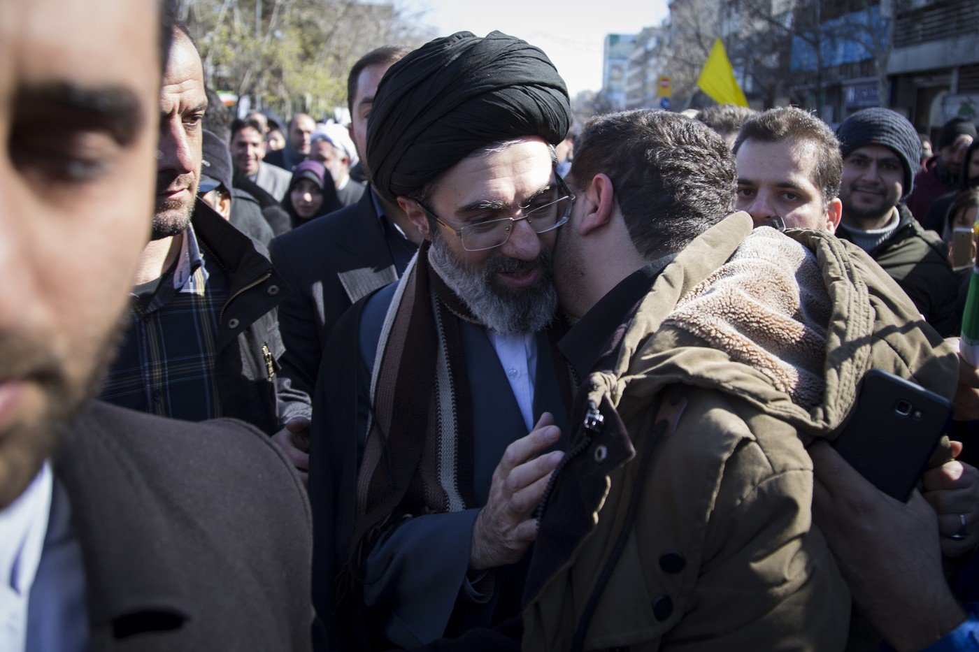 Mojtaba Khamenei, fiul fostului lider suprem al Iranului, Ali Khamenei, a fost anunțat marți seară de către publicația de opoziție Iran Internațional drept noul lider al țării