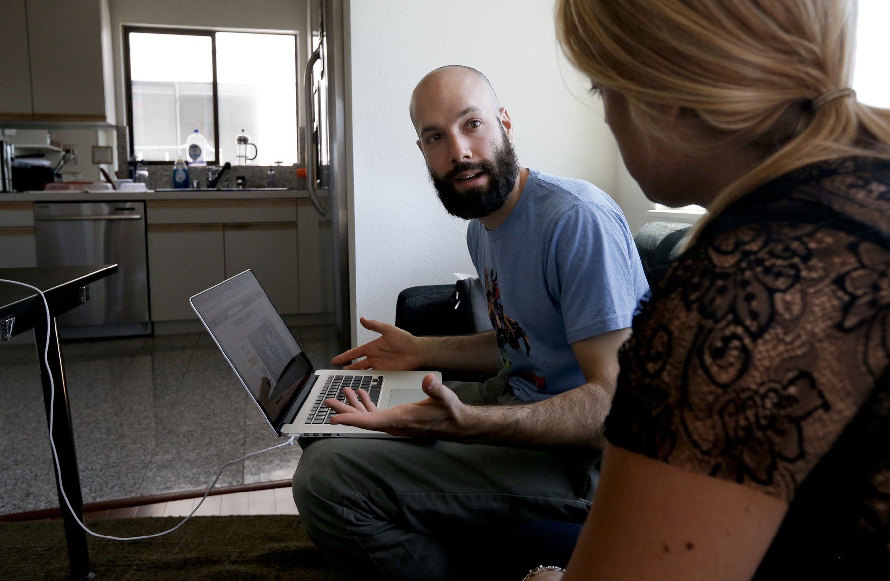 Creatorii de conținut se confruntă cu o nouă realitate dominată de inteligența artificială, iar critici din domeniu avertizează că economia ce ar trebui să le susțină ehem mai mult pe cei care le dezvoltă, nu pe creatorii independenți