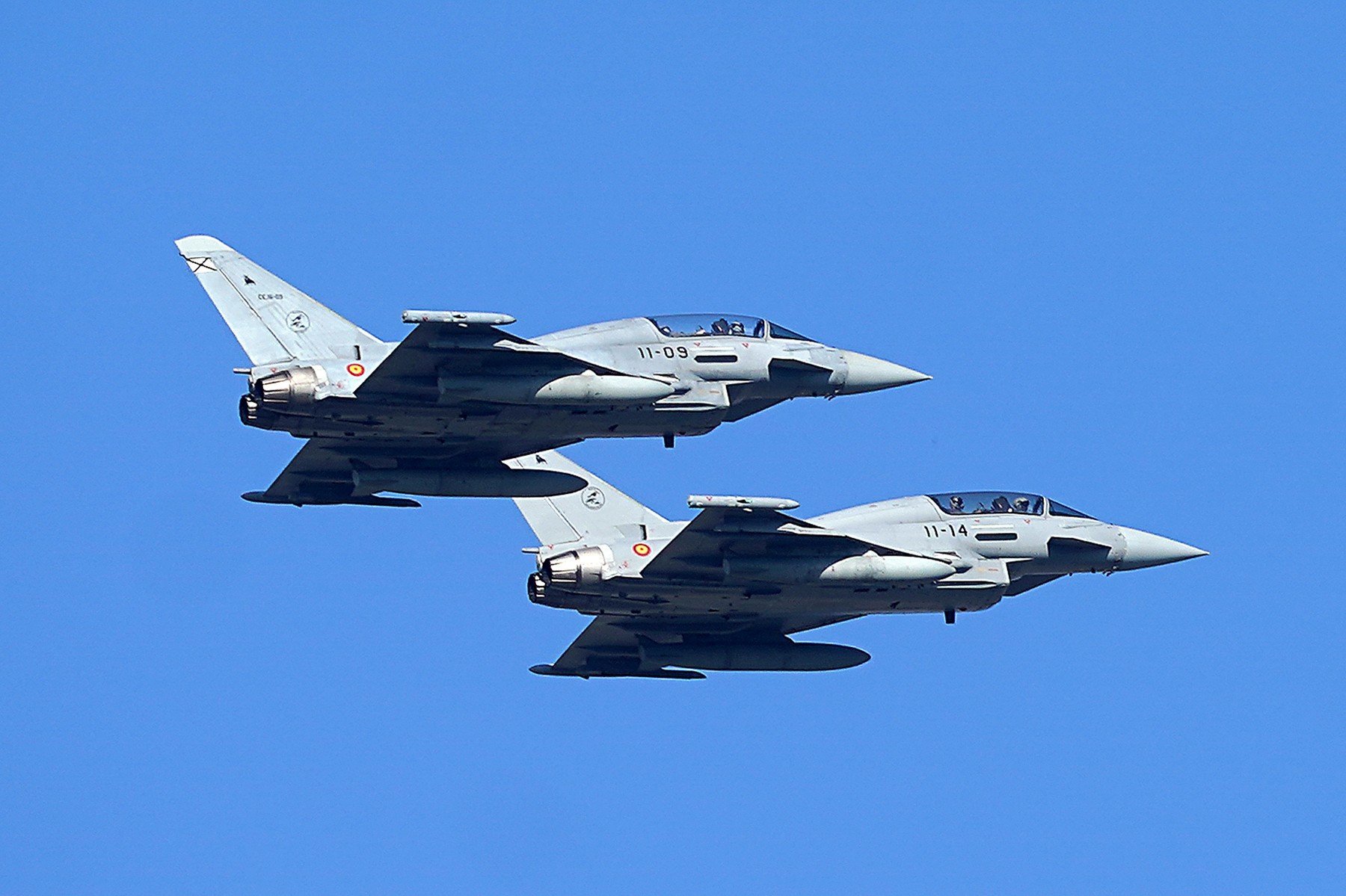 Panică în Argeș și Vâlcea după zgomote puternice produse de avioane militare Aseară, locuitorii din mai multe localități din Argeș și Vâlcea au trăit momente de tensiune și confuzie, după ce au fost zguduiți de un zgomot extrem de puternic, asemănător cu o explozie sau o bubuitură