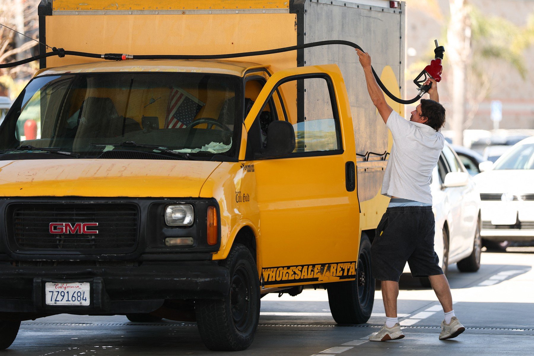 Tensiuni majore în regiunea Golfului: Iran blochează Strâmtoarea Ormuz, afectând piața energetică globală Iranul a intensificat tensiunile din regiunea Golfului Persic, anunțând închiderea temporară a Strâmtorii Ormuz, un punct strategic de importanță mondială pentru transportul petrolului