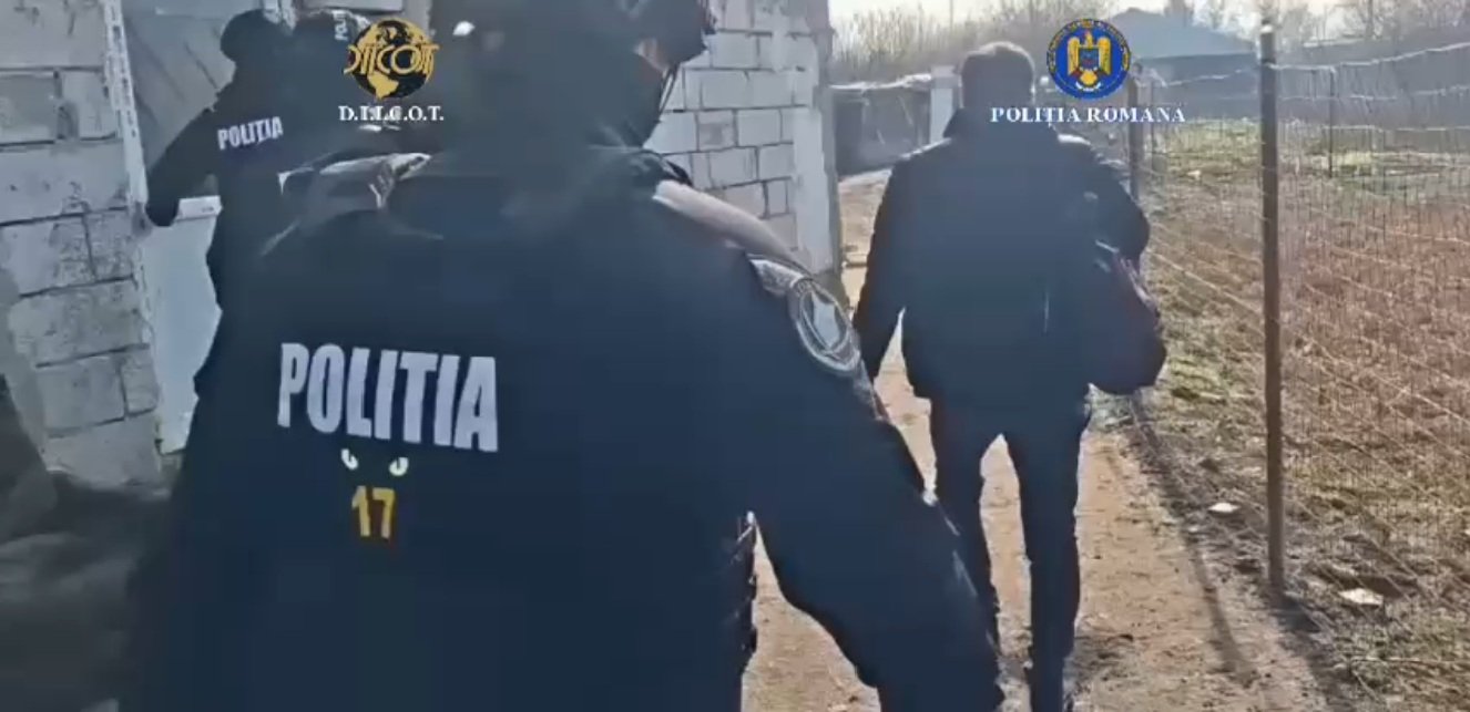 Trei tineri, între care doi minori, arestați preventiv pentru trafic de minori și alte infracțiuni grave în Teleorman Autoritățile din Teleorman au demarat o anchetă complexă după ce trei persoane, dintre care doi minori, au fost reținute pentru acuzații grave precum trafic de minori, acces neautorizat la un sistem informatic, alterarea datelor și furt calificat