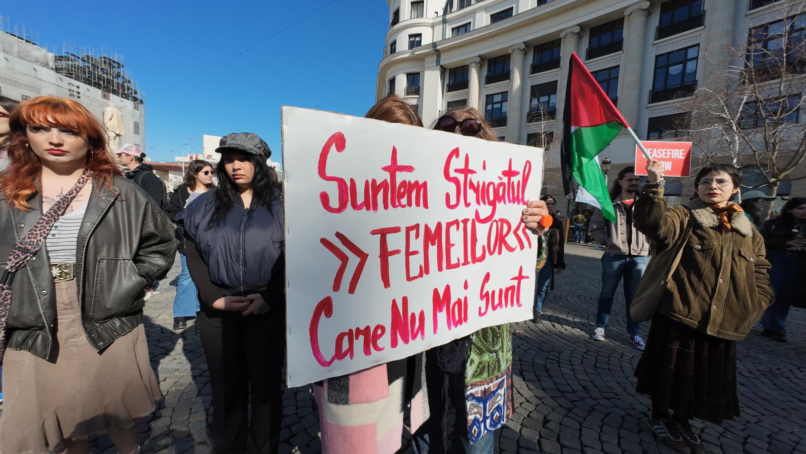 Protest în centrul Bucureștiului, de 8 Martie: mii de oameni cheamă la reevaluarea măsurilor de austeritate și susțin drepturile sociale ale românilor Zeci de sute de persoane s-au strâns, duminică, în fața Universității București, marcând astfel Ziua Internațională a Femeii cu un protest de amploare