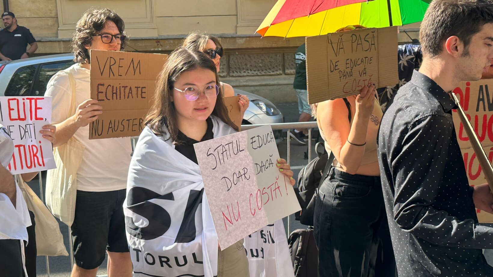 Protest al elevilor și studenților în Piața Victoriei, în semn de protest față de reducerea bugetului pentru educație Într-o mișcare de protest în fața Guvernului, tinerii din întreaga țară s-au mobilizat pentru a atrage atenția asupra diminuării bugetului destinat educației, considerată de aceștia un pas înapoi în eforturile de modernizare și susținere a sistemului de învățământ superior și liceal