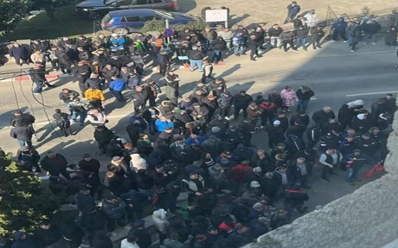 Zeci de muncitori din domeniul energetic și minier au ieșit în stradă, semn că tensiunile din cadrul Complexului Energetic Oltenia ating cote nervoase