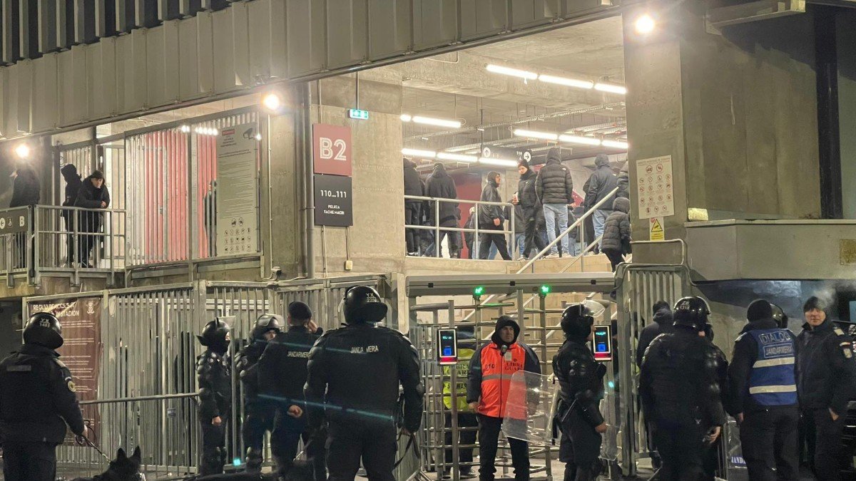 Incident violent la meciul Rapid-Petrolul Ploiești: sancțiuni și percheziții Un eveniment sportiv care trebuia să aducă entuziasm și spirit competițional a fost umbrit de incidente violente, soldate cu măsuri stricte din partea autorităților