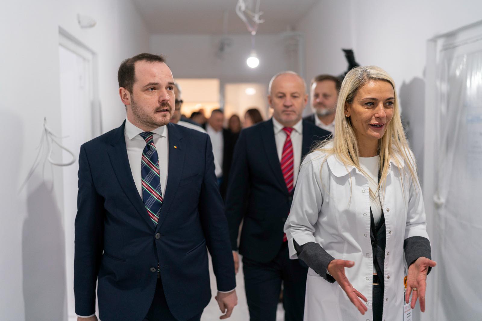 Ministrul Sănătății anunță extinderea rețelei Unităților de Supraveghere și Tratament Avansat al Pacienților Cardiaci Critici Ministrul Sănătății, Alexandru Rogobete, a făcut recent un anunț important pentru sistemul medical românesc: rețeaua specializată de unități dedicate tratamentului pacienților cu afecțiuni cardiovasculare critice va fi extinsă cu patru noi spitale, în vederea practicii intervențiilor rapide și eficiente în situații de urgență