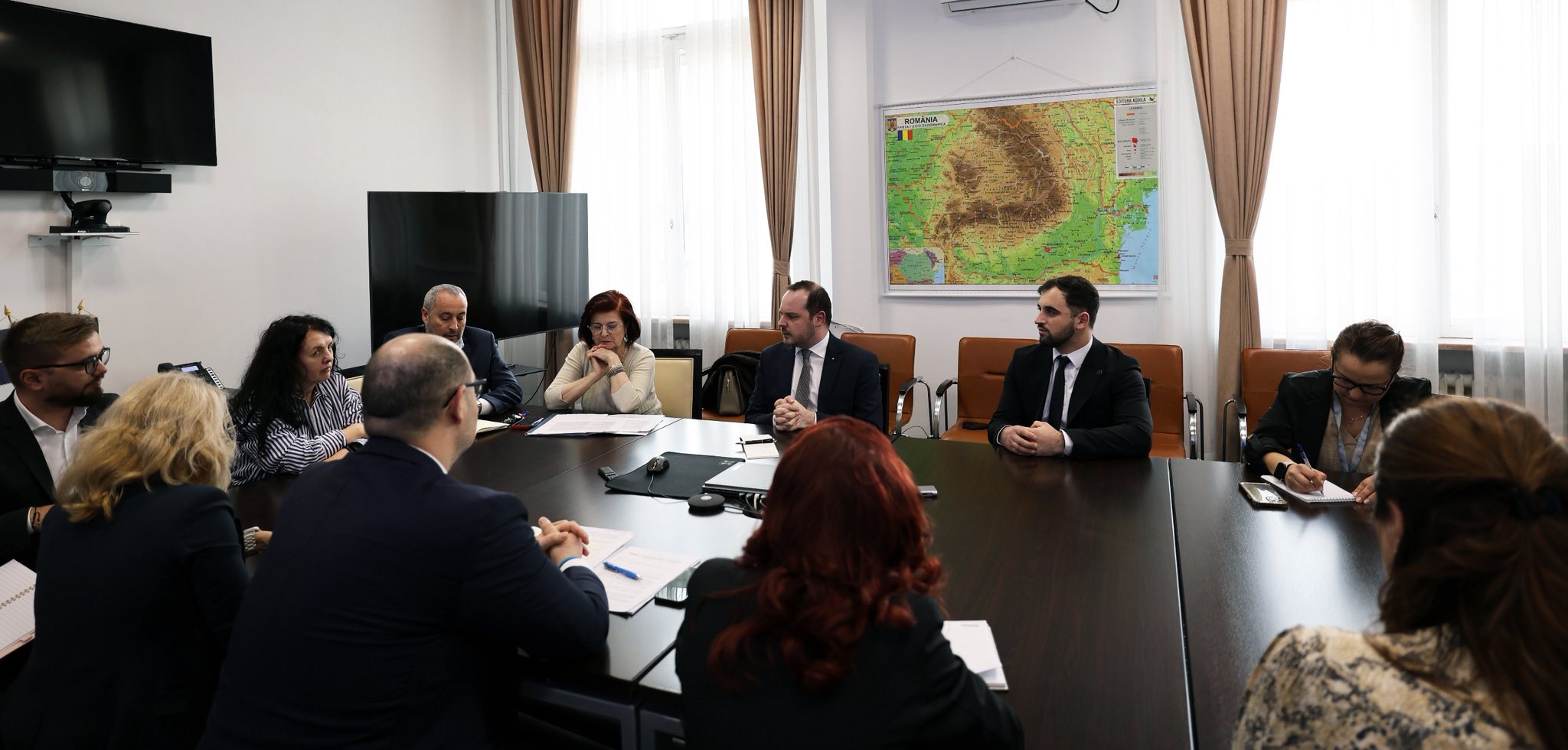 Dialogul pentru protecția medicilor rezidenți: Etapele unui pas major spre clarificarea cadrului legislativ din sănătate Situația medicilor rezidenți din România a fost marcată de o întâlnire crucială între decidenți din sectorul sănătății și reprezentanți ai industriei asigurărilor