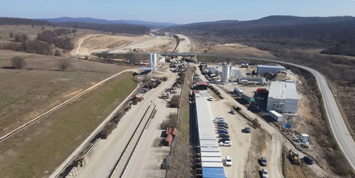 Progrese spectaculoase pe șantierul autostrăzii dintre Margina și Holdea: muncă intensă și ambiție de recuperare a timpului pierdut La mai puțin de un an de la reluarea lucrărilor, șantierul de la Margina – Holdea, una dintre cele mai complexe segmente ale autostrăzii care ar urma să traverseze vestul țării, dă semne clare de viață