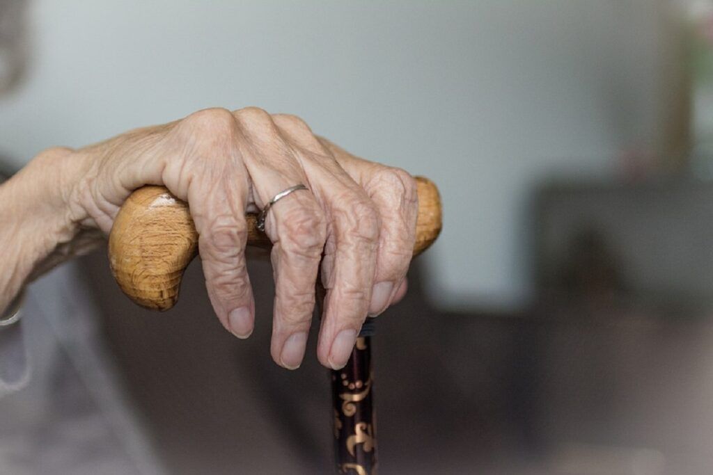 Oase fragile, vânătăi ușor de produs și probleme cardiovasculare — toate aceste probleme de sănătate, aparent inevitabile odată cu trecerea anilor, pot avea, de fapt, o cauză comună mai puțin cunoscută: deficiența de vitamine esențiale