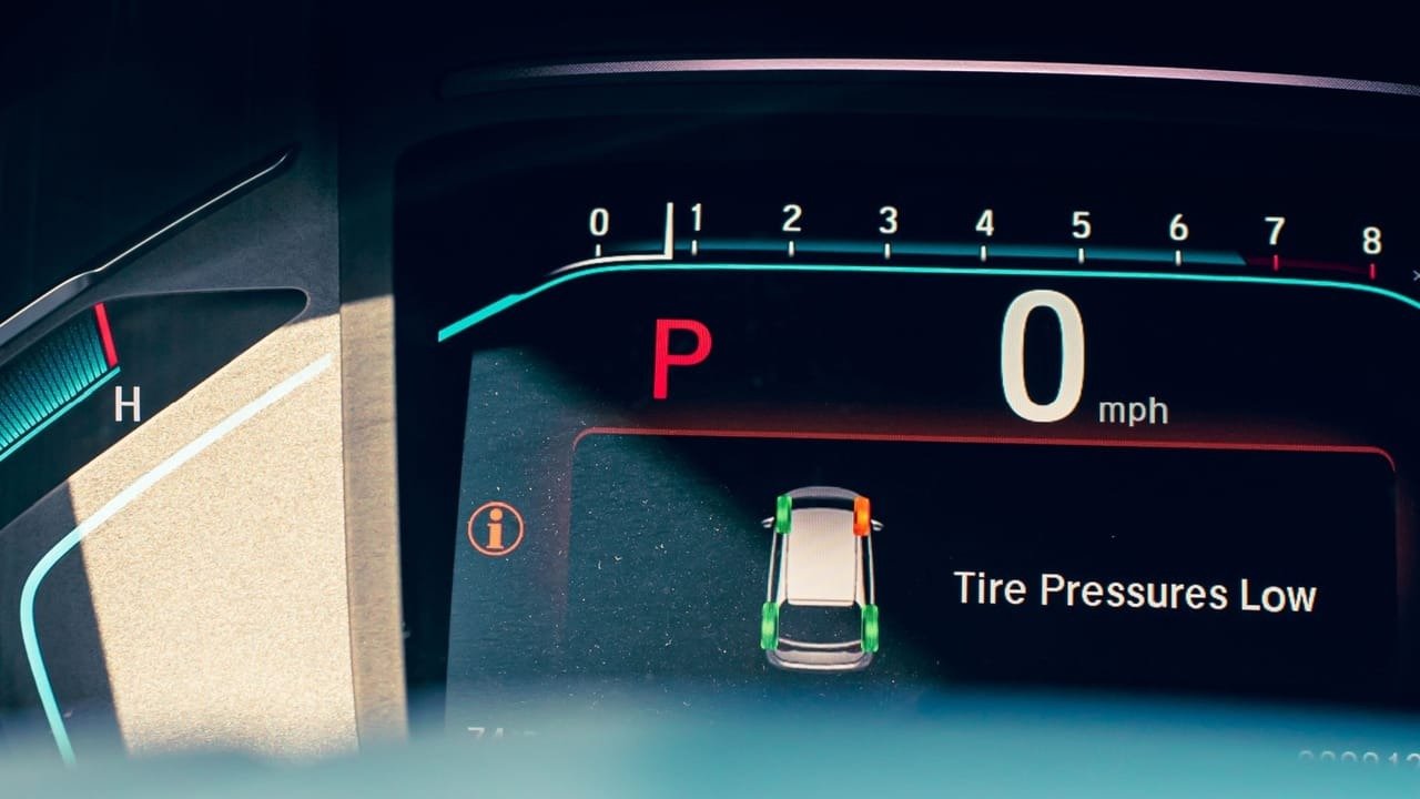 Un studiu recent scoate la lumină o vulnerabilitate neașteptată, dar extrem de serioasă, în sistemele moderne de monitorizare a presiunii din anvelope, cunoscute sub denumirea de TPMS (Tire Pressure Monitoring System)