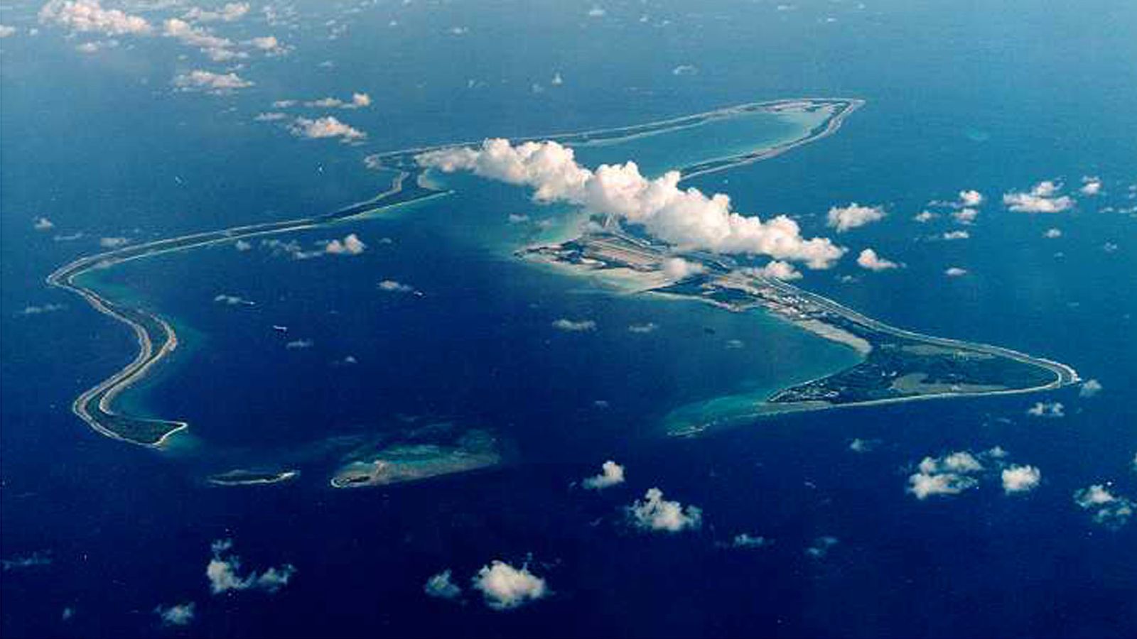 Manevre militare în contextul tensiunilor din Strâmtoarea Hormuz: Măsuri de amplificare a implicării britanice în conflictul regional Ultimele zile aduc în prim-plan o escaladare a tensiunilor în regiunea sensitive din jurul Strâmtorii Hormuz, după anunțul guvernului britanic privind o schimbare subtilă în politica față de conflictul cu Iranul
