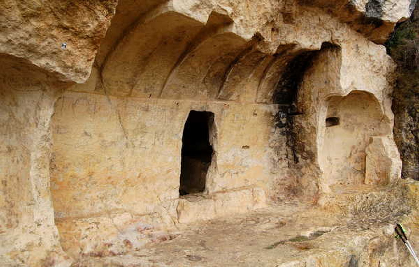 Sosirea în lumea uitată a Evului Mediu: o comunitate ascunsă în stânci, descoperită după secole Un sit misterios din nordul Spaniei, format din formațiuni stâncoase aparent banale, a dezvăluit recent o poveste fascinantă și tulburătoare despre modul în care oamenii trăiau în perioada medievală