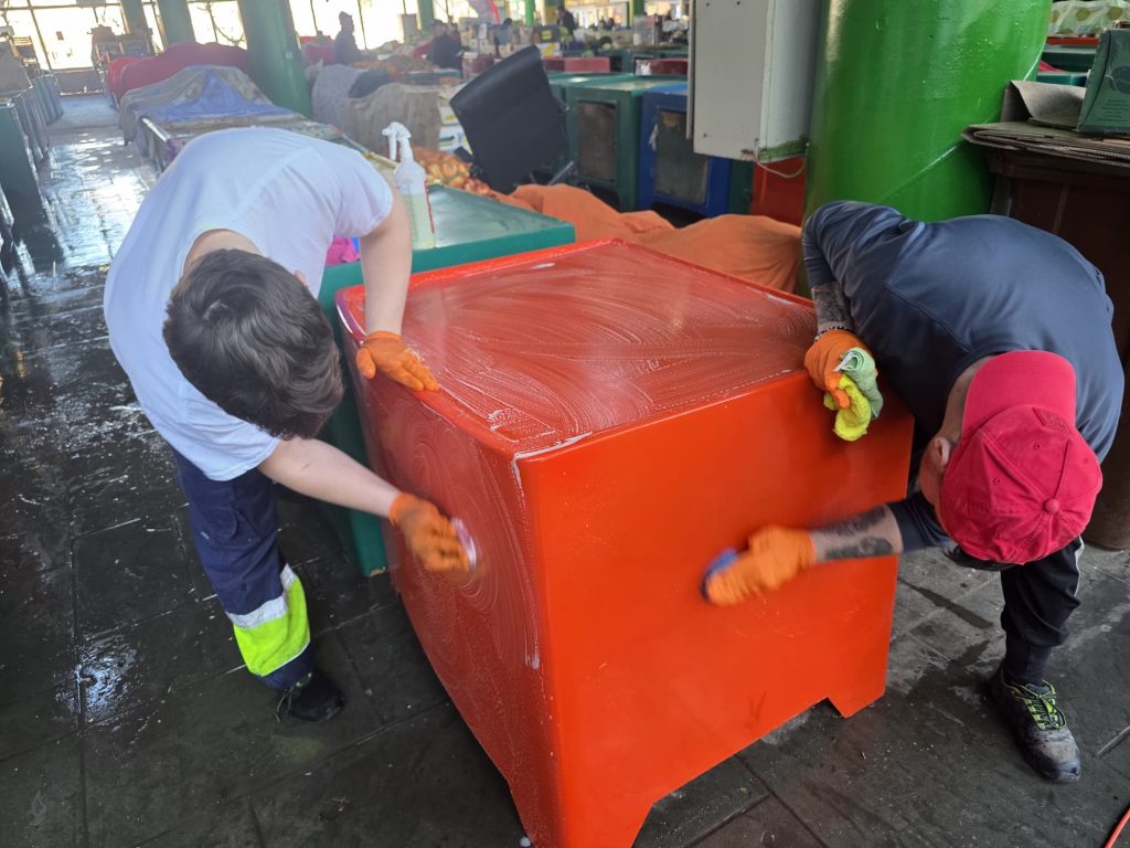 Curățenia de primăvară începe în forță în Sectorul 1 al Capitalei, fiind prioritizarea igienizării piețelor, spațiilor de joacă și a drumurilor, pentru a asigura un mediu mai sănătos și mai sigur pentru locuitori