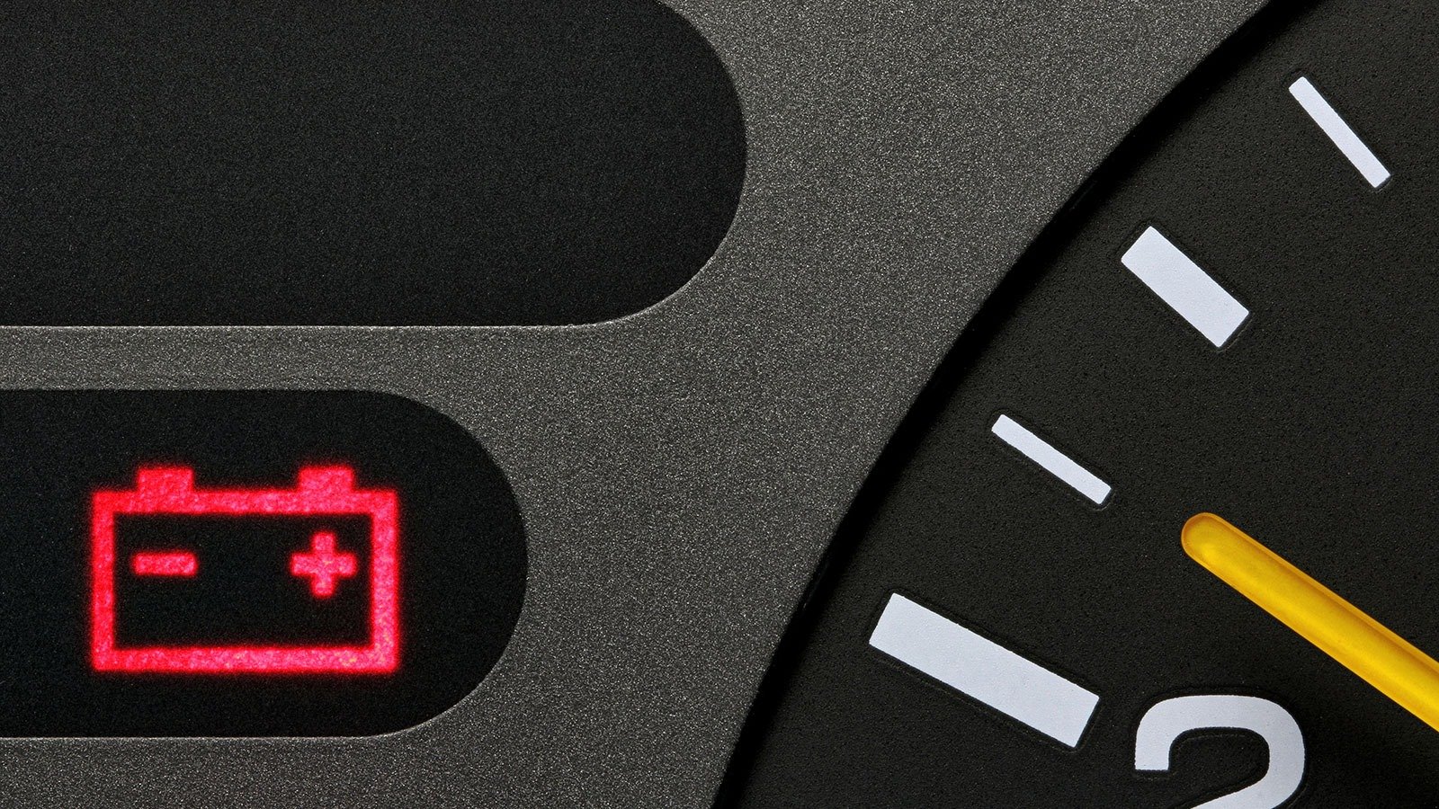 Revoluția bateriilor solide: provocări interne și promisiuni în fața noilor materiale Deși cercetările din laboratoare indică, dincolo de orice îndoială, potențialul imens al bateriilor cu electrolit solid, realitatea fabricării și utilizării acestor tehnologii ridică probleme tehnice dificil de depășit