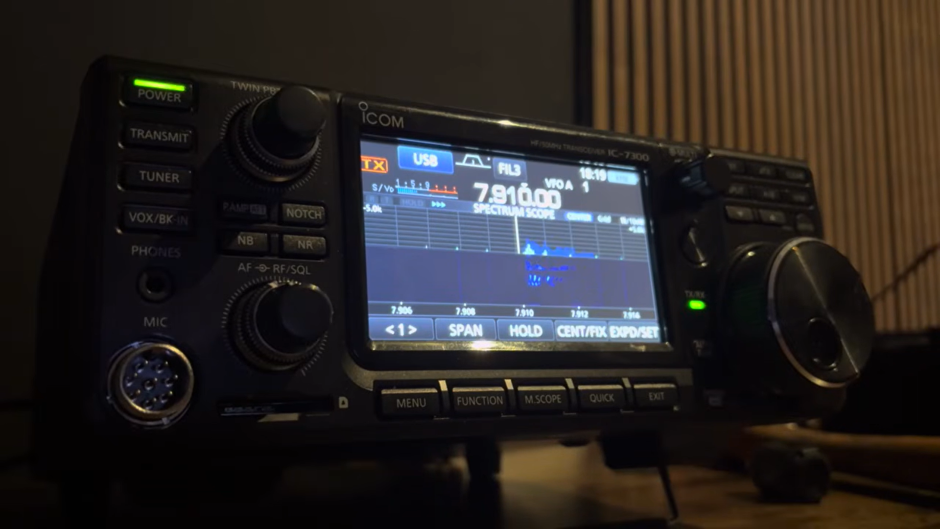 Radioamatorii din România și din lume interceptă transmisiuni misterioase: stații de numere care par să transmită mesaje codate în limba persană Fenomenul transmisiunilor codate interceptate de radioamatori și surprinse pe frecvențe radio a atras recent atenția comunității internaționale