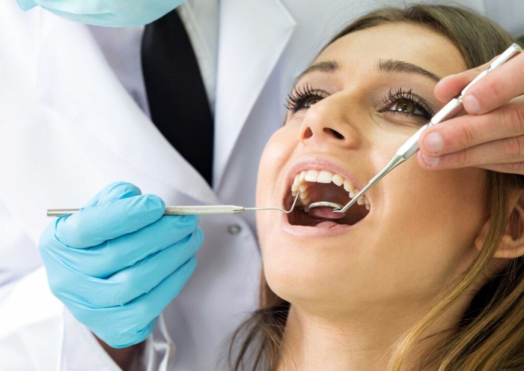 Mai puțin de jumătate dintre români merg la dentist în fiecare an, iar diferențele între mediul urban și rural rămân semnificative