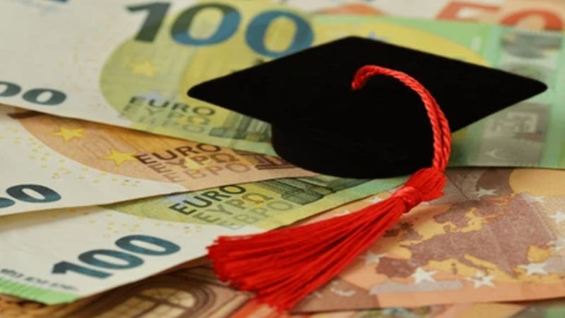 Aproximativ 40.000 de studenți români vor beneficia în acest an de burse lunare din fonduri europene, o veste bună pentru tinerii cu venituri modeste, care în sfârșit vor putea beneficia de sprijin financiar pentru studiu