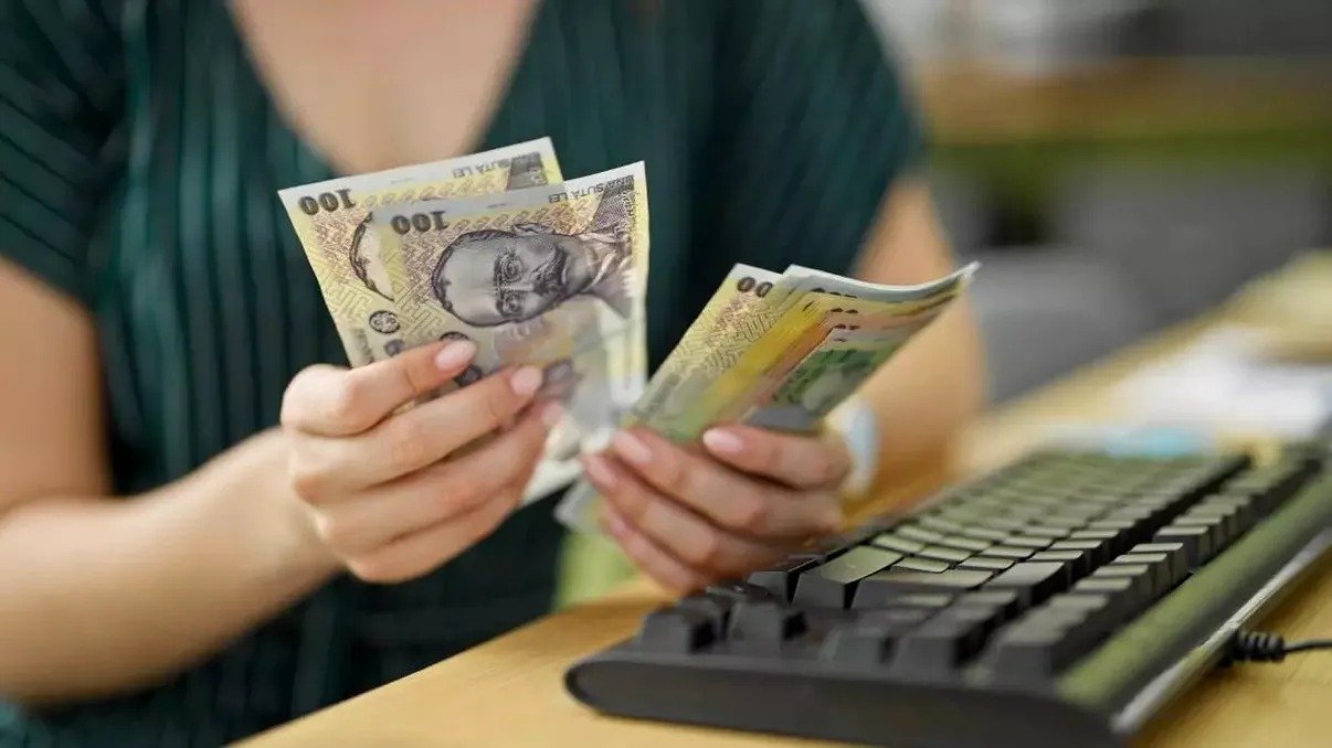 Gradul de îndatorare la bancă, explicat clar de un specialist: Cât de mult poți împrumuta și ce influențează decizia creditorilor În plină criză economică și cu prețurile la imobiliare în continuă creștere, românii vor să înțeleagă mai bine modul în care băncile stabilesc cât pot împrumuta pentru un credit ipotecar