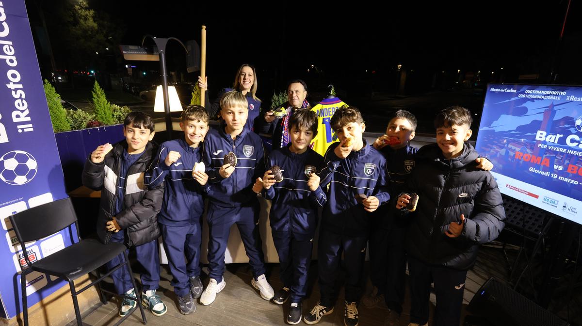 Bologna, 19 martie 2026 — Fanilor bolognesi li s-a oferit o seară de sărbătoare chiar înainte de meciul decisiv pentru calificarea în Europa, într-o atmosferă de convivialitate și nerăbdare, la evenimentul organizat în centrul orașului