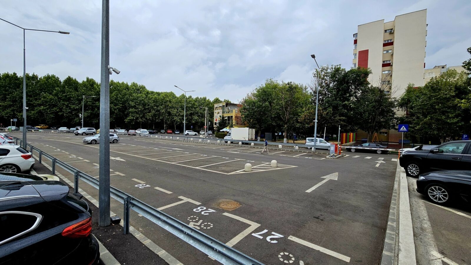 Bucureștenii din Sector 4, care au achitat taxa de dezvoltare, pot solicita recuperarea banilor; locurile de parcare publice se vor utiliza diferit