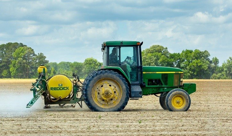 Fermierii români, loviți de scumpirea carburanților cauzată de fluctuațiile prețurilor pe piața mondială Luna martie marchează un moment crucial pentru agricultorii români, care au început treptat campania de primăvară