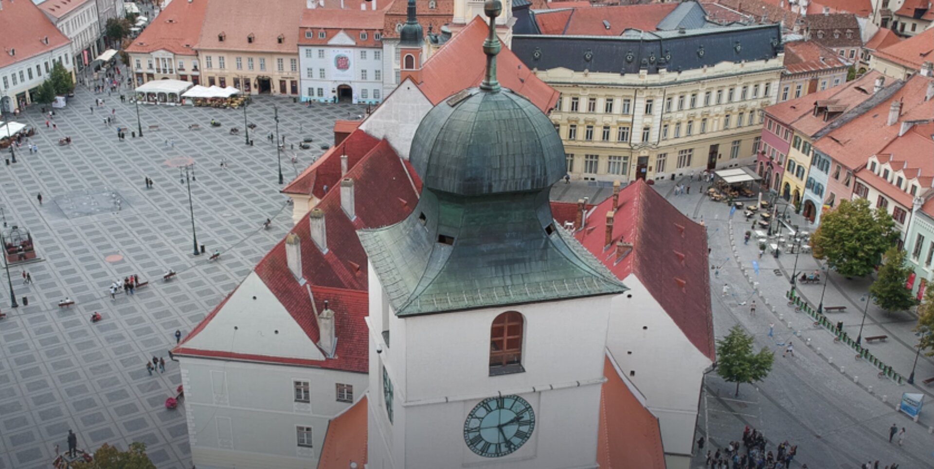 Pe acoperișul emblematic al Turnului Sfatului din Sibiu se află, din 1826, o capsulă a timpului menită să păstreze istoria secolului XIX