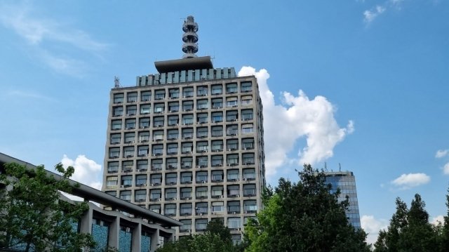 SRTv cere sprijin parlamentar pentru investiții esențiale în modernizarea infrastructurii O întâlnire de importanță majoră pentru televiziunea publică a avut loc recent la Palatul Parlamentului, unde conducerea Televiziunii Române și reprezentanți ai Senatului au discutat despre necesitatea suplimentării bugetului pentru anul 2026, pentru a susține un set de proiecte prioritare dedicate modernizării infrastructurii și asigurării continuității emisiunilor