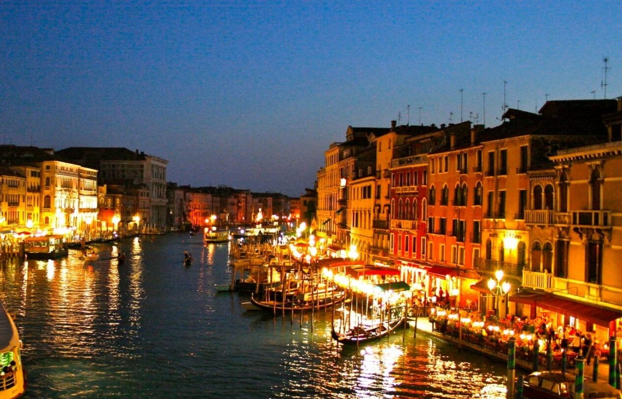 Uniunea Europeană amenință cu sancțiuni dacă Bienala de la Veneția permite participarea Rusiei, întărind presiunea asupra organizatorilor evenimentului de artă contemporană În contextul tensiunilor actuale din Ucraina și al sancțiunilor impuse Rusiei de către comunitatea internațională, Autoritatea europeană nu este dispusă să facă compromisuri