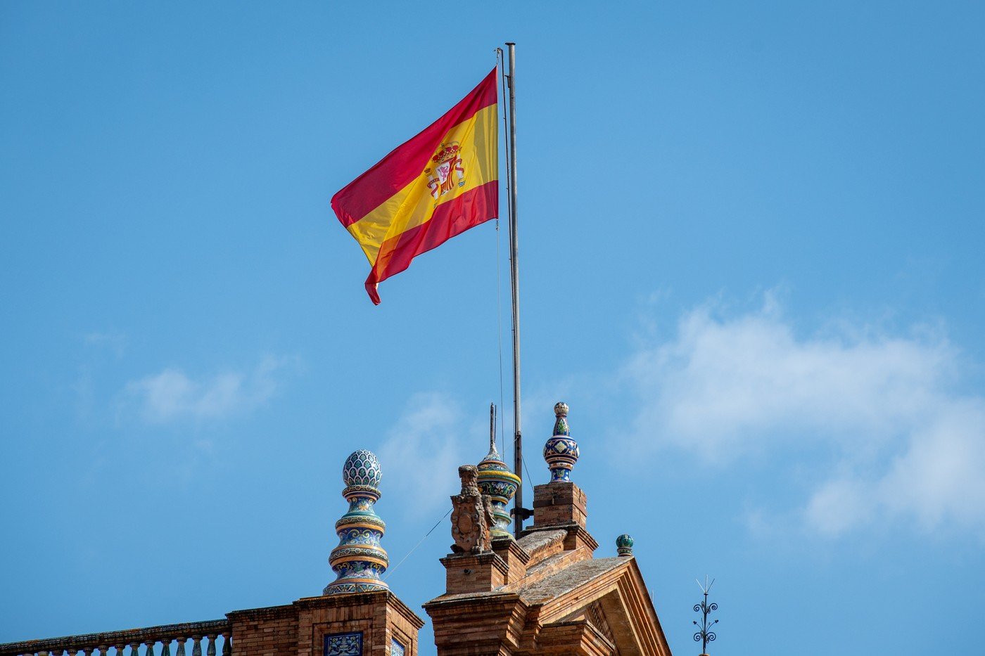 Traiul în sudul Spaniei: un vis plin de provocări financiare Pentru mulți români, ideea de a trăi în Spania pare o adevărată oportunitate de a scăpa de rutina cotidiană, de a savura plaja și soarele constant