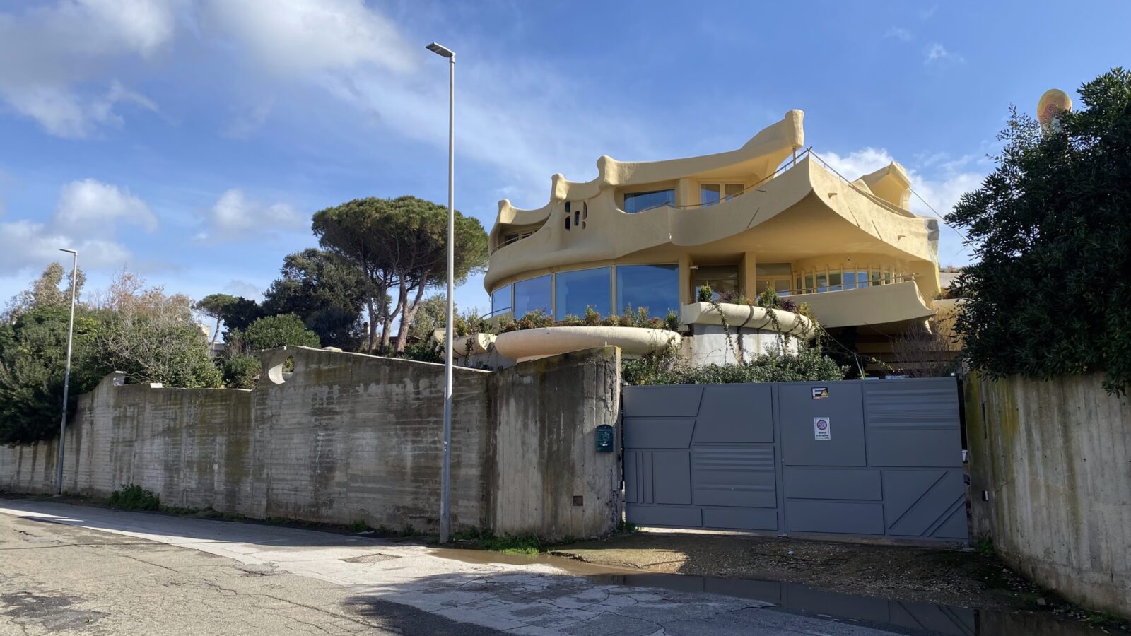 Primarul Sectorului 3, Robert Negoiță, a ieșit recent public cu o reacție fermă după publicarea unei investigații care ridică semne de întrebare asupra proprietăților familiei sale din Italia