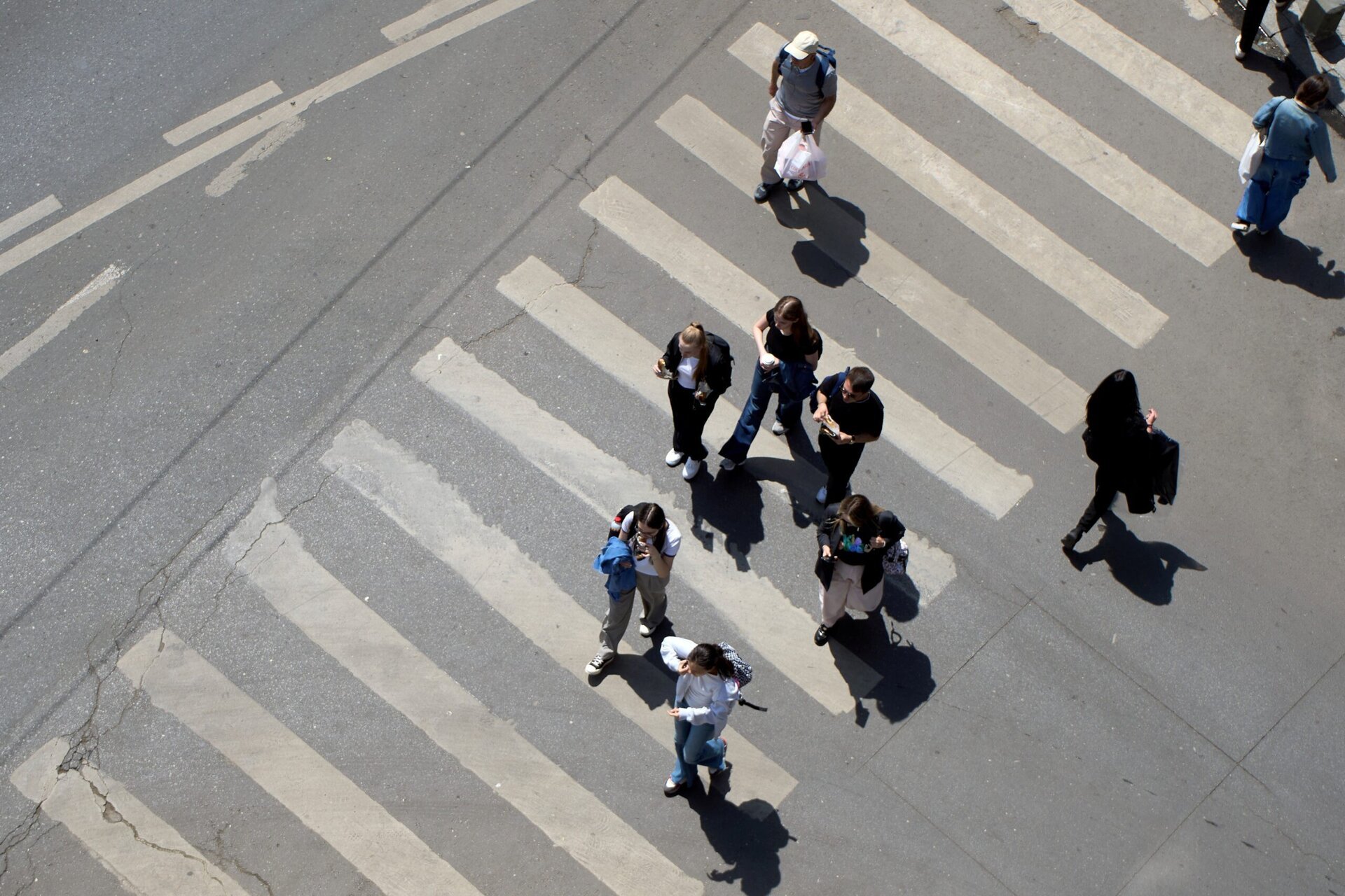 Criza conversației în era digitală: când teama de a vorbi cu necunoscuții devine normă socială Într-o lume în care interacțiunile spontane par să devină tot mai rare, două întâmplări aparent banale din aceeași zi evidențiază, într-un mod subtil, schimbările profunde din societatea noastră